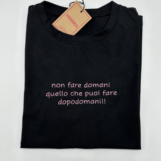 T-shirt Donna Ricamata "Non fare domani quello che puoi fare dopodomani"